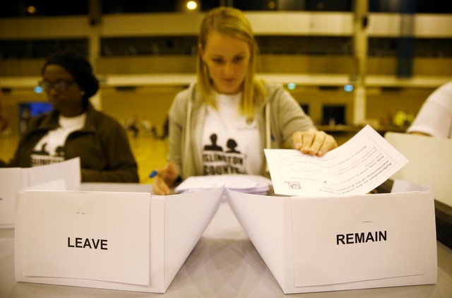 Foto de una funcionaria contando votos en el referendo de reino Unido en Islington, Londres.