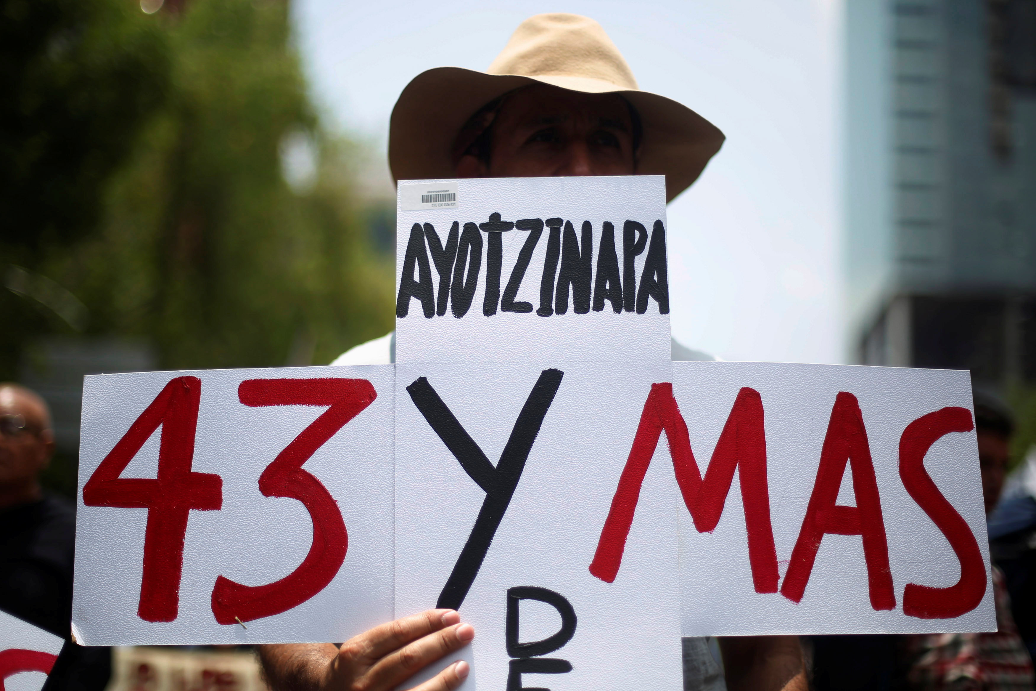 Padres de los 43 normalistas de Ayotzinapa, cuya desaparición forzada ocurrió en septiembre de 2014, realizaron hoy una marcha en el Paseo de la Reforma
