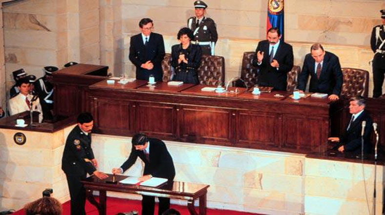 Fue el 4 de julio de 1991 cuando culminó el proceso de discusiones y firmaron la redacción final de la constitución colombiana en el capitolio nacional. 