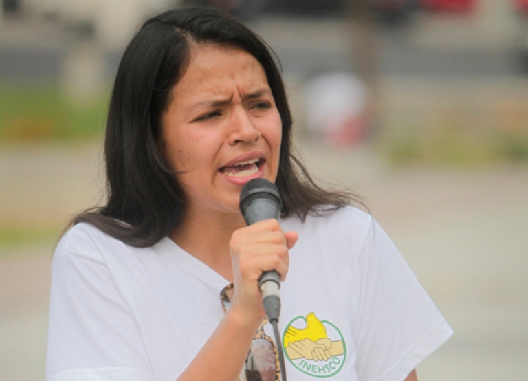 La hija de Berta Cáceres condenó el asesinato de Lesbia Urquía.