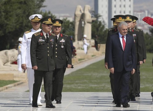 El primer ministro turco, Binali Yildirim (d), y el jefe del Estado Mayor del Ejército, Hulusi Akar (i), el pasado 28 de julio