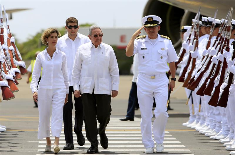 El presidente de Cuba fue el segundo mandatario en llegar a Cartagena, tras el arribo en horas de la mañana del jefe de estado de Costa Rica.