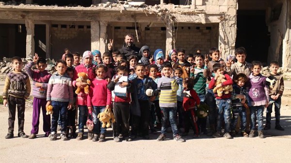 Niños de Alepo viven la ilusión de disfrutar su infancia a pesar de la guerra.