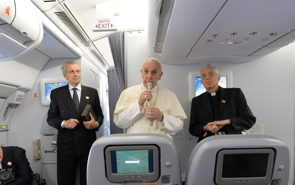 Las declaraciones del máximo líder de la Iglesia católica las realizó mientras regresaba de su viaje por Azerbaiyán, en el avión papal con destino a Roma, Italia. 