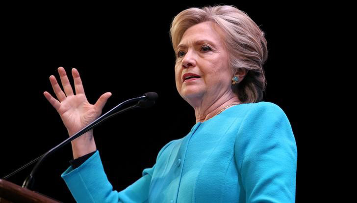 Clinton continúa su campaña, a pesar de las constantes divulgaciones.