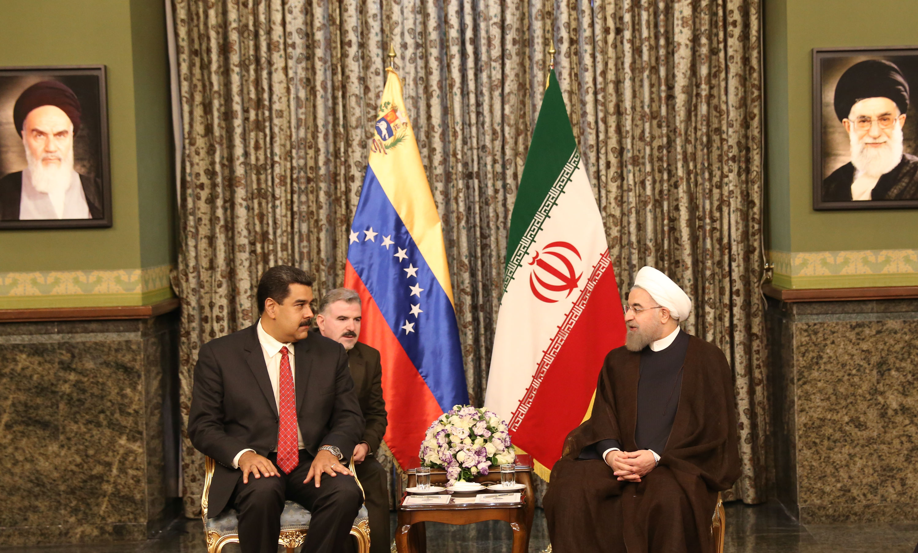 Maduro en Teherán durante una primera reunión propositiva con el presidente Rohani.