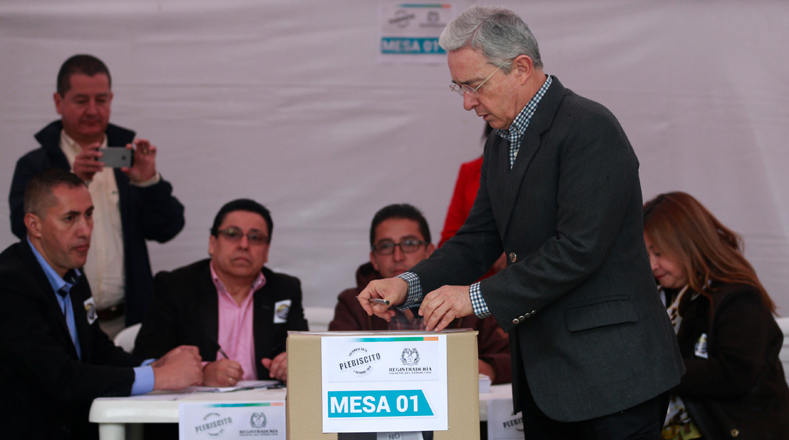 El expresidente Álvaro Uribe acudió a la Plaza Bolívar de la ciudad de Bogotá a ejercer su derecho al voto. 