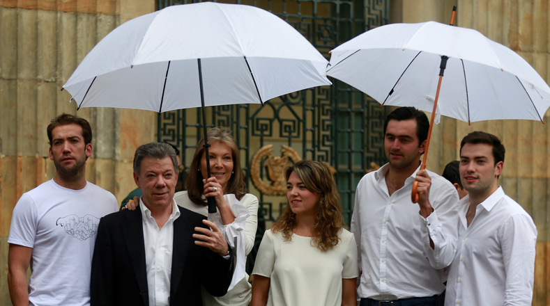 El presidente Santos acudió a primeras horas de la mañana acompañado de su familia para votar en el histórico plebiscito.