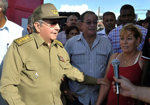 Raúl Castro en una de sus visitas a Santiago de Cuba,  luego del paso del huracán Sandy, en 2012.
