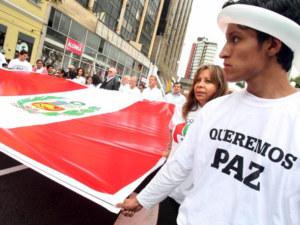 El pueblo peruano demanda justicia y paz al Gobierno