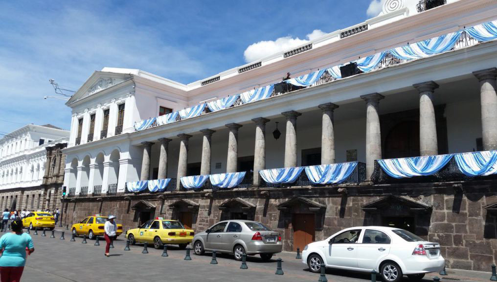 El balcón del Palacio de Carondelet ya porta los colores blanco y celeste del pabellón de Guayaquil.