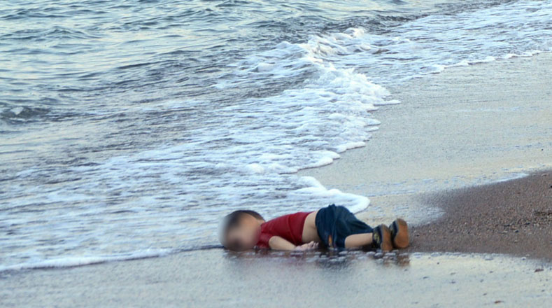 La fotoperiodista turca Nilüfer Demir logró la medalla de oro por la imagen "Arrastrado a la muerte" con el cuerpo del pequeño refugiado Aylan en la playa turca de Bodrun. Esta imagen le dio la vuelta al mundo y se convirtió en icono de la crisis.