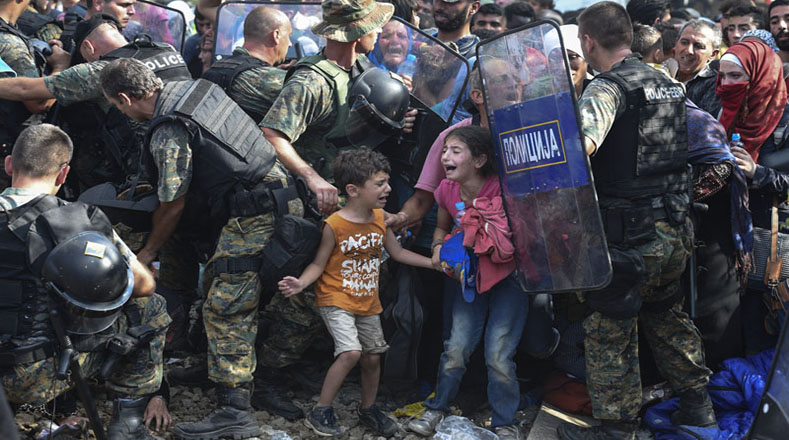 Una imagen del macedonio Licovski que refleja la desesperación de dos menores refugiados en la frontera greco-macedonia ya había sido elegida por el Fondo de Naciones Unidas para la Infancia (Unicef) como la foto del año 2015.