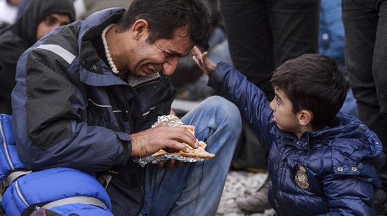 La instantánea del fotógrafo de EPA, Georgi Licovski, titulada "Esperanza 2015", en la que un niño consuela a su padre desesperado en la huida desde Pakistán a Europa, recibió la medalla de bronce.
