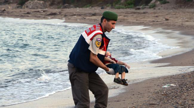 Otra óptica de Demir en la imagen "Arrastrado a la muerte" del niño refugiado Aylan en la playa turca de Bodrun.