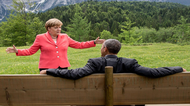Para algunos especialistas la medalla de plata que recayó en "Conversaciones en la cumbre", de Michael Kappeler, es irónica. La imagen tomada en la reunión del G7 celebrada en 2015 en Baviera, se ve de espaldas sentado en un banco en el campo, al presidente estadounidense Barack Obama, y de frente la canciller alemana Angela Merkel.