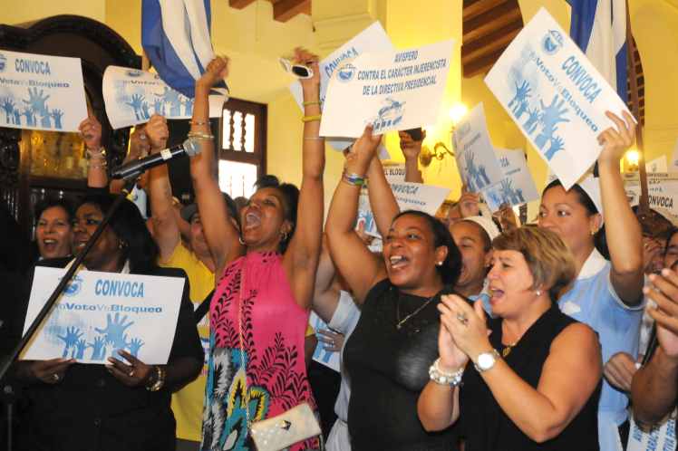 Trabajadores del Hotel Nacional de Cuba expresan su rechazo a la política estaounidense contra la isla caribeña.