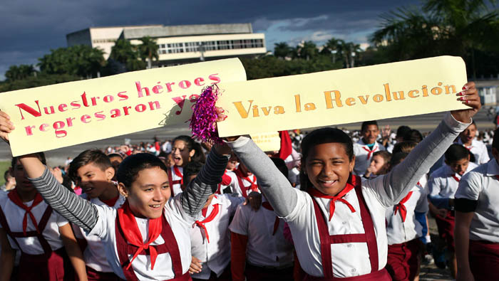 Niños y niñas cubanas celebran el aniversario de José Martí.