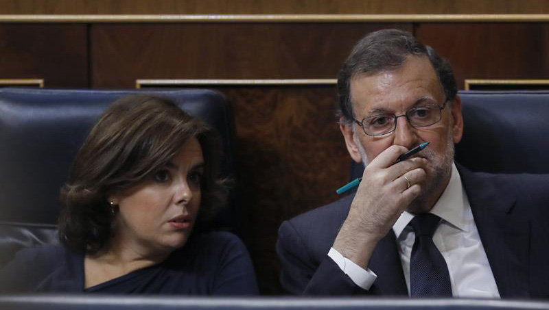 Rajoy (d) fue constantemente atacado en el debate.