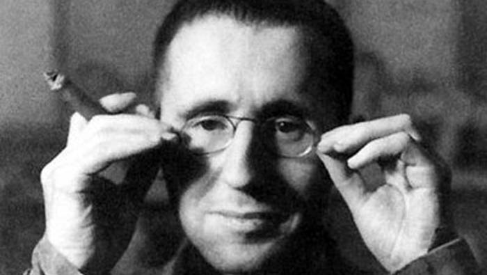 Bertolt Brecht es considerado el padre del teatro épico.