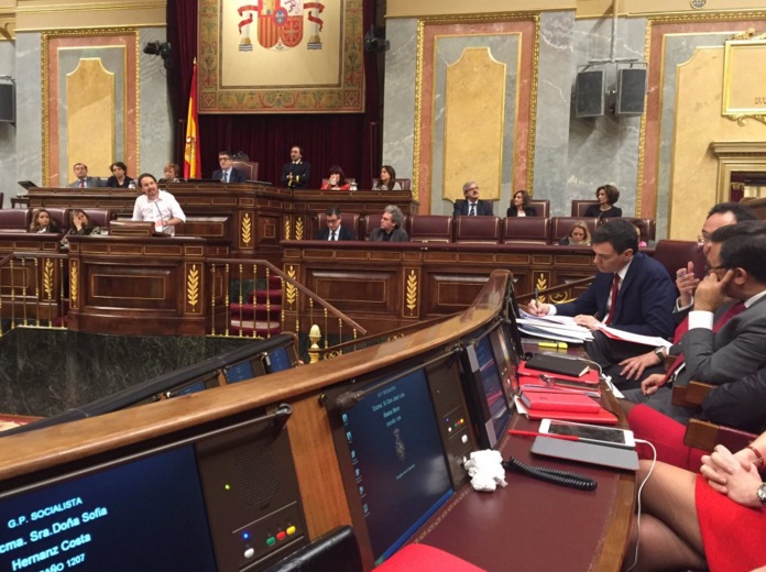 Pablo Iglesias le habla al líderes del PSOE en el Congreso