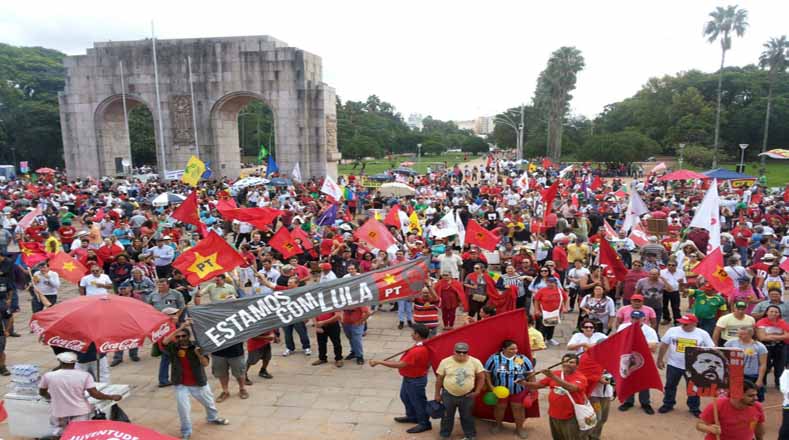 Los manifestantes se congregaron en el parque de la redención, en Porto Alegre, para el acto del frente Brasil popular.