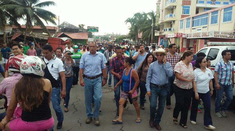 Vicepresidente Jorge Glas recorre las calles de Manta y se solidariza con sus habitantes.