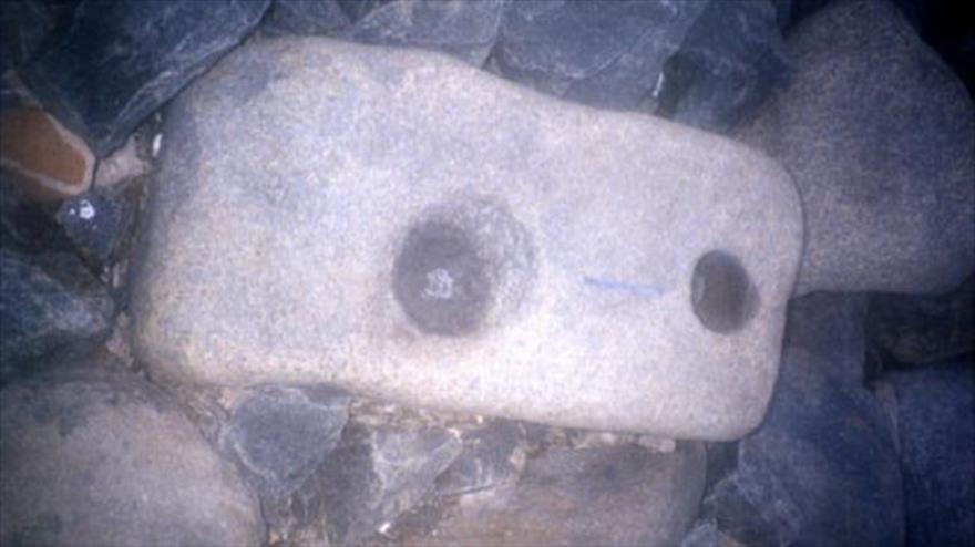 Bloque de piedra tallada hallada bajo aguas de la India.