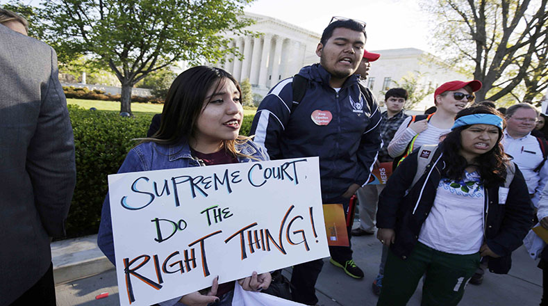 Rechazan las deportaciones frente a la Corte Suprema en Washington