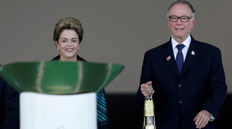 En una ceremonia a la que asistieron autoridades del Comité Olímpico Internacional (COI) y del comité organizador de Río 2016 fue encendida por primera vez la llama olímpica en Brasil.