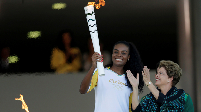 La mandataria entregó la llama a la exjugadora de voleibol, Fabiana Claudino, quien ganó el oro en los Juegos Olímpicos de Pekín 2008 y Londres 2012.