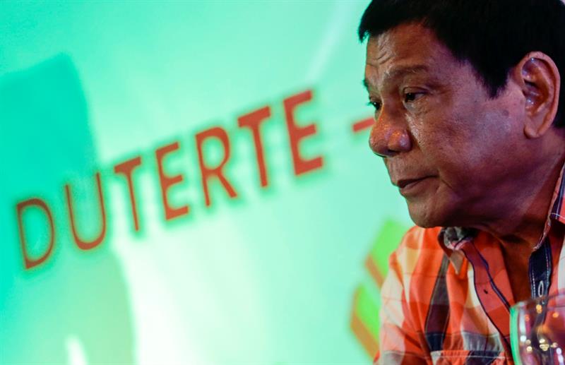 Rodrigo Duterte también indicó que como presidente ordenará a las fuerzas del orden público que disparen a matar en contra del hampa y de quienes se resistan al arresto violentamente.
