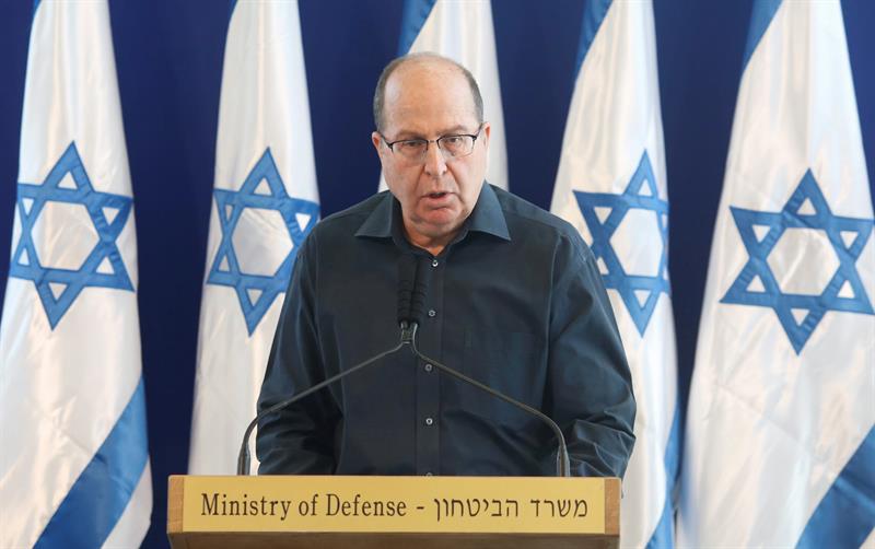 El ministro de Defensa renunció a propósito de las recientes negociaciones de Netanyahu de ofrecer la cartera de Defensa a Avigdor Lieberman, líder de un partido de ultraderecha.