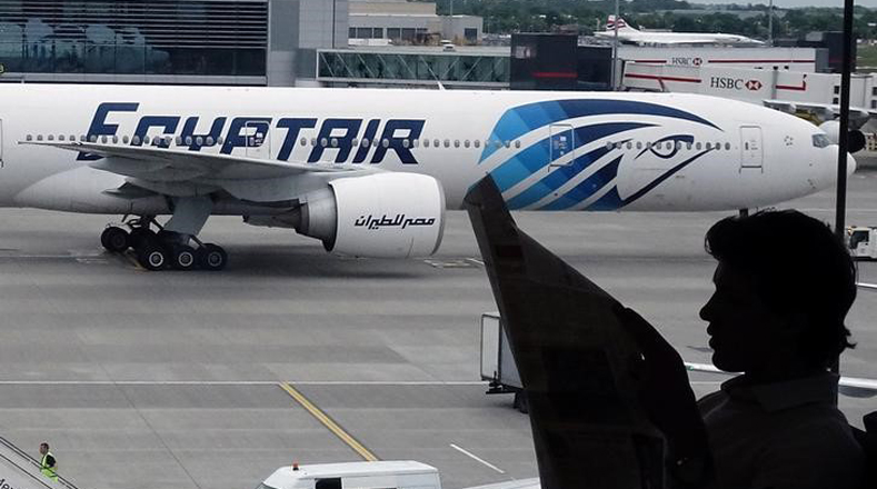 Un responsable de la agencia Egyptair informó que se descubrieron partes de cuerpos, maletas y asientos de la aeronave.