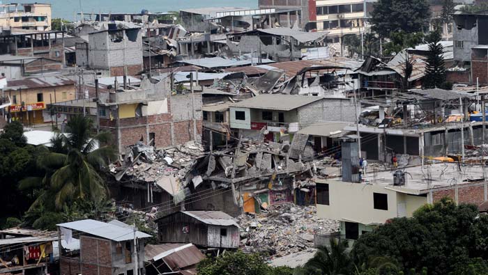 Vista aérea de varias estructuras afectadas en Pedernales (Ecuador) el 20 de abril.