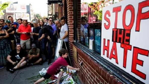 En solidaridad tras las víctimas de Orlando, manifestantes abogan por el cese del odio.