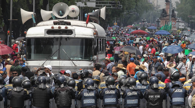 Policías mexicanos obstaculizaron la llegada de los maestros de la CNTE a la capital mexicana. 