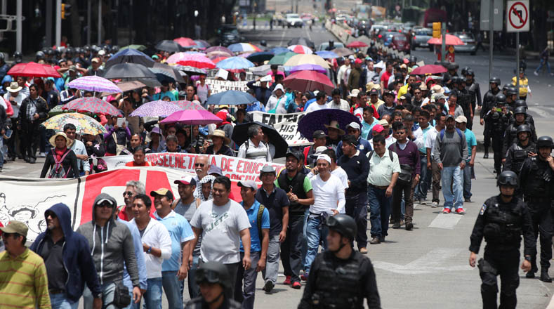 Maestros de la CNTE  marchan para unirse al plantón contra la reforma educativa de Enrique Peña Nieto. 
