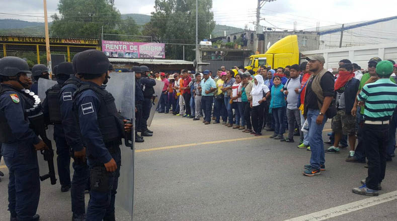 La policía prohibió el paso a decenas de profesores a la movilización central. 