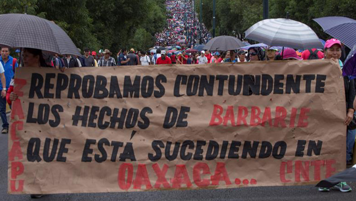 Mexicanos rechazan la represión policial contra la CNTE en Oaxaca.