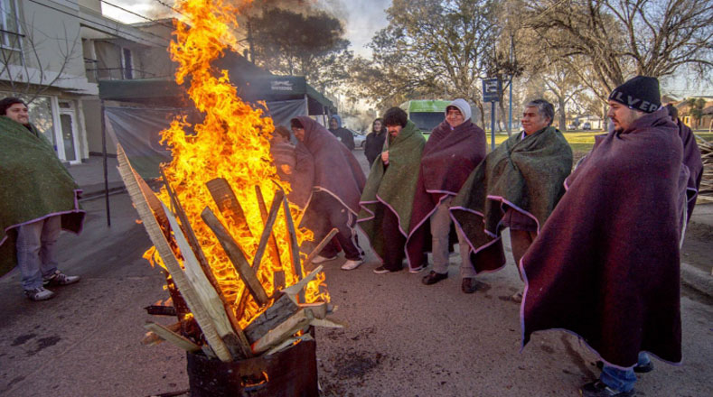 Algunos de los manifestantes encendieron fogatas en varias zonas de la provincia de río Negro (sur). 