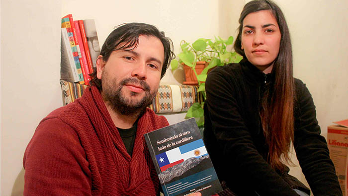 Los periodistas Cristóbal Mardones y Anabella Ballesteros presentaron un texto histórico y narrativo sobre las relaciones migratorias entre Chile y Argentina.