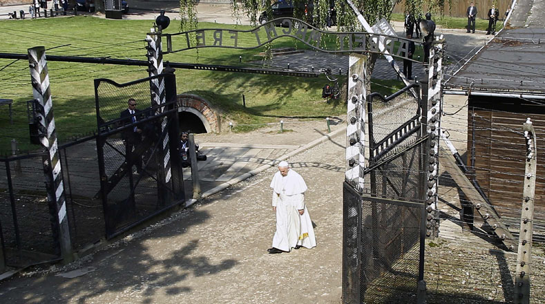 El pontífice recorrió en absoluto silencio los campos de exterminio.