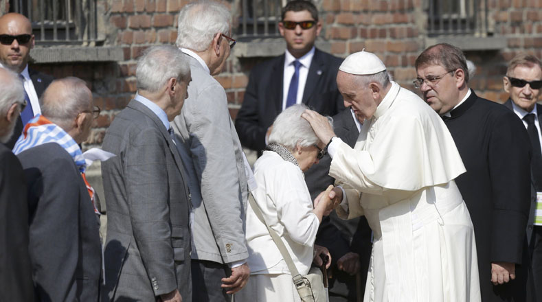 El Papa tuvo la oportunidad de reunirse y conversar con algunos supervivientes de Auschwitz durante su visita.