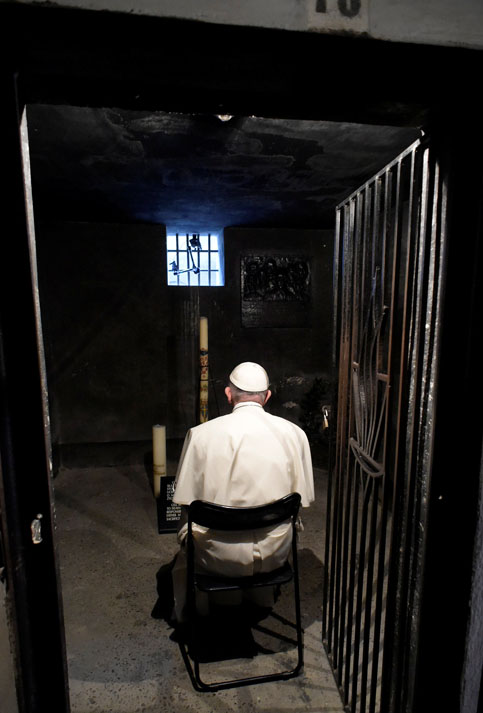 En la celda subterránea en la que murió de inanición el sacerdote polaco Maximiliano Kolbe, quien ofreció su vida a cambio de la de un padre de familia que iba a ser asesinado, el papa Francisco se dispuso a rezar.