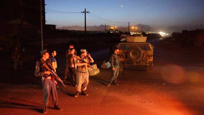 Policías afganos se dirigen hacia el hotel atacado esta madrugada.