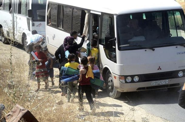 Cientos de familias abandonan la ciudad de Alepo tras facilitar corredor humanitario en Siria.