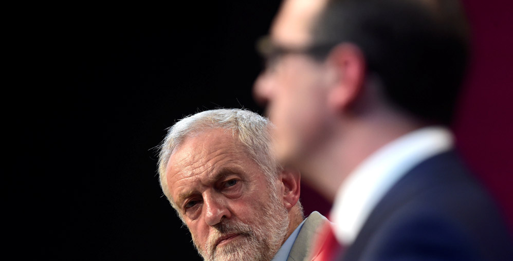 Jeremy Corbyn (izquierda) tuvo su primer debate con Owen Smith (derecha).