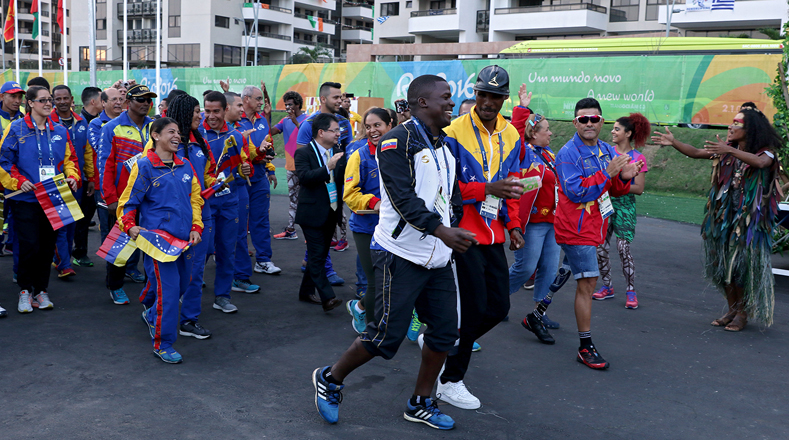 Al grupo de 24 atletas se unieron los entrenadores, personal técnico y demás autoridades venezolanas para presenciar el izamiento.