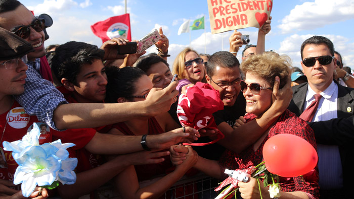 Decenas de brasileños se reunieron afuera de la Casa de Gobierno para despedir a Rousseff y expresarle su apoyo.